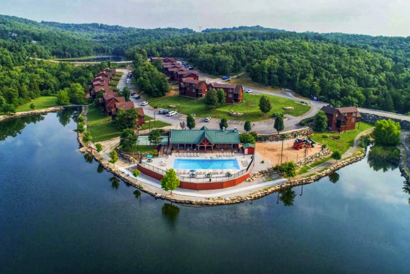 Lakefront vacation rental resort in Branson